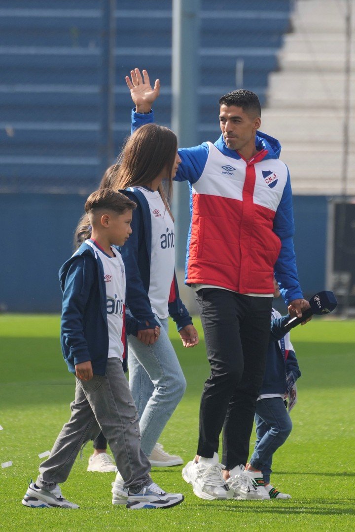 Luis avec ses enfants dans le Gran Parque Central.