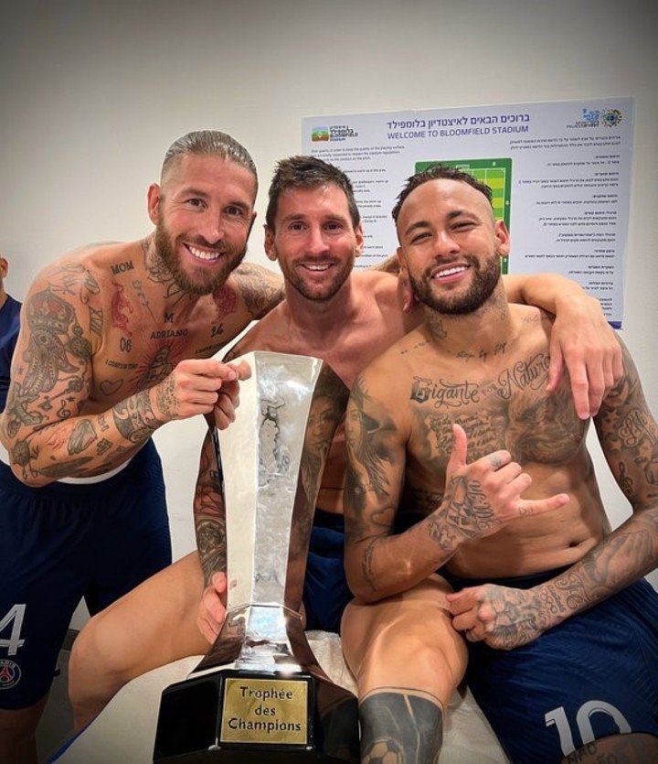 Sergio Ramos, Messi et Neymar dans le vestiaire avec le trophée de la Supercoupe de France.