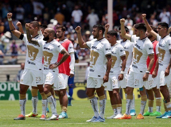 L'équipe des Pumas UNAM, avec Dani Alves et Eduardo Salvio (Photo : REUTERS).
