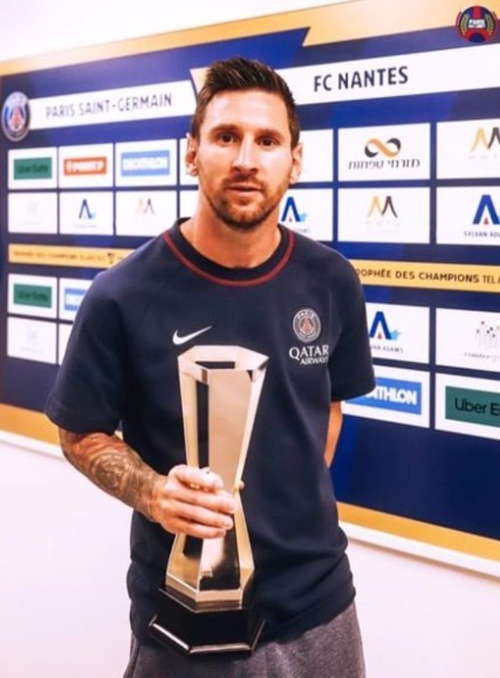 Messi avec le trophée du meilleur joueur du match (Paris no limit).