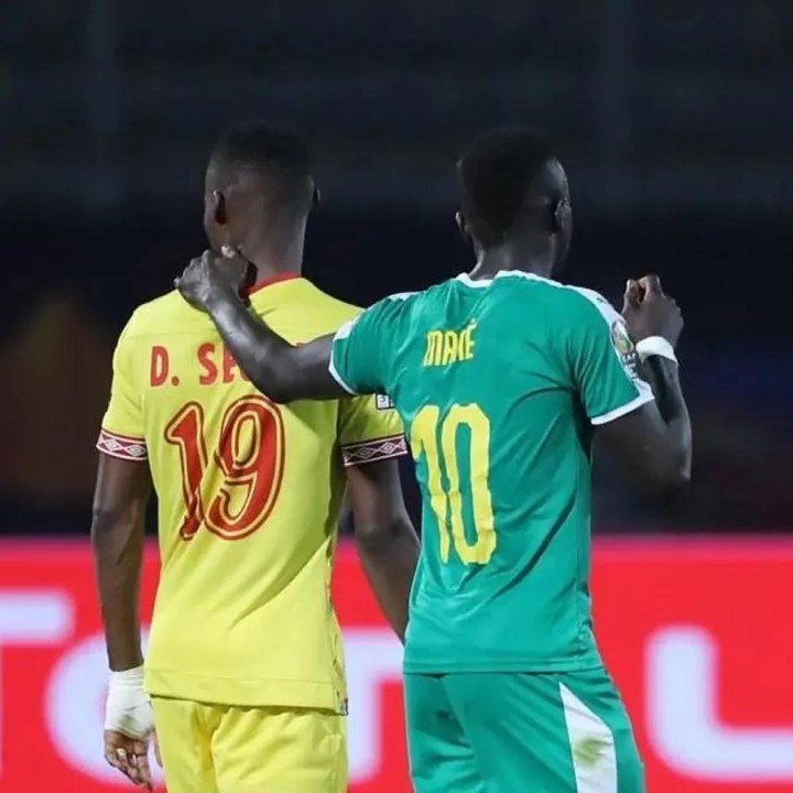 Désiré Ségbé Azankpo et Sadio Mané lors d'un match de qualification pour la Coupe d'Afrique des Nations.