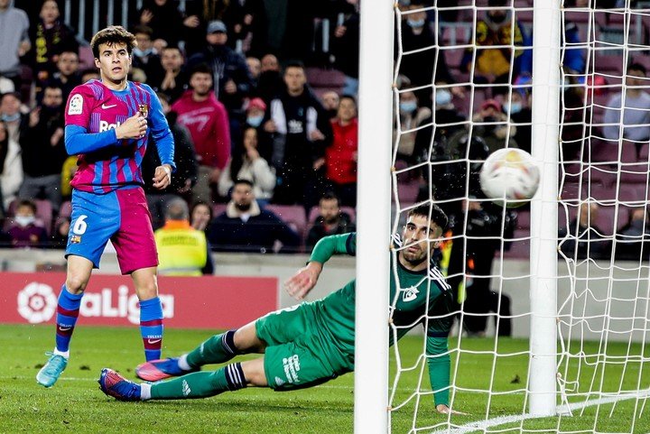 Riqui Puig convertissant un but contre Osasuna (Photo : AP).