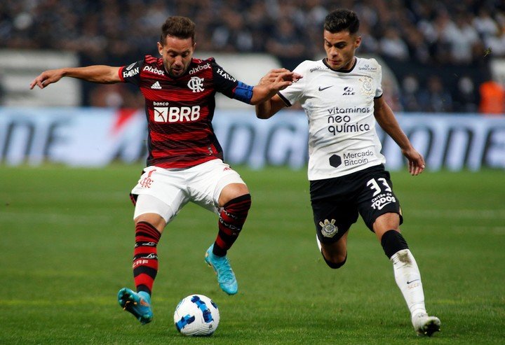 Fausto Vera tente de contenir Everton Ribeiro (AFP).