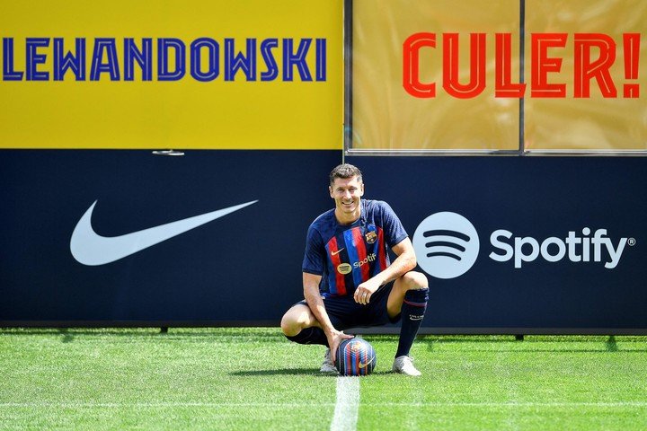 Les photos de la présentation de Robert Lewandowski comme nouveau renfort du FC Barcelone.