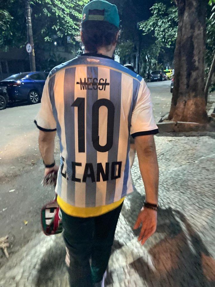 Un fan du Flu portait le maillot de l'Argentine avec le nom de Messi barré et Cano dessus.