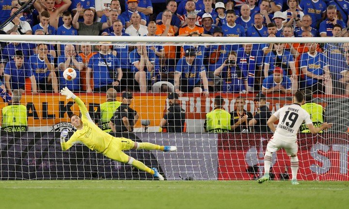 Borré a marqué le penalty qui a permis à l'équipe allemande de remporter le titre. Photo : REUTERS/Albert Gea