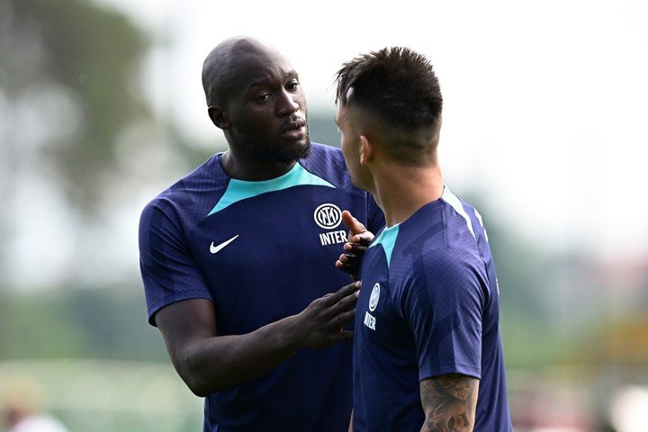 Lukaku et Martinez discutant avant le match amical (Twitter @Inter).