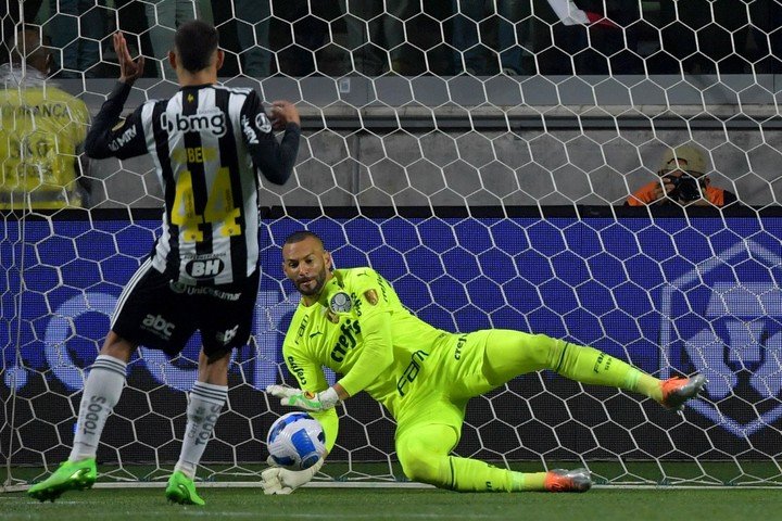 Weverton, un géant aux tirs au but pour offrir à Palmeiras une place en demi-finale. (AFP)