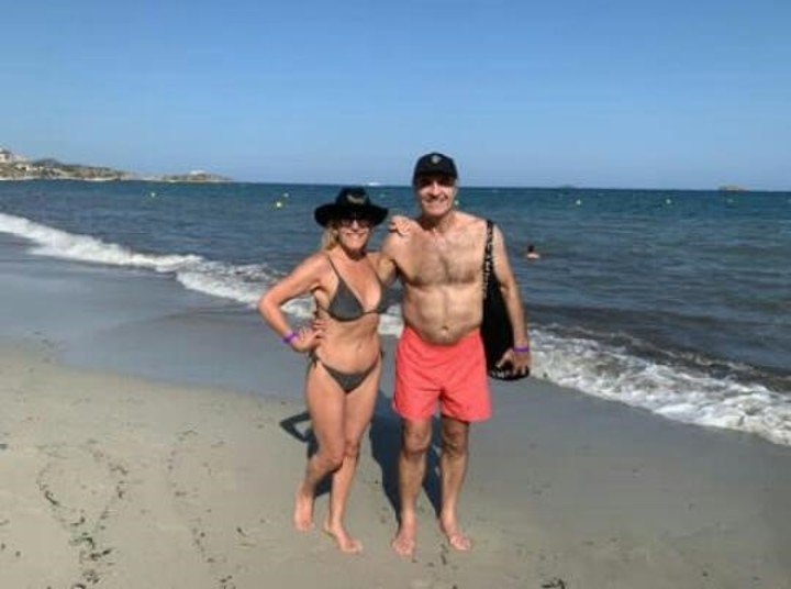 Ruggeri et sa femme à Ibiza. Photo : nancymarielotero