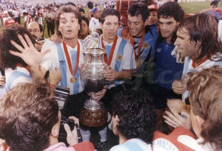 Ruggeri et Simeone, ainsi que Goycochea et Mancuso, célèbrent la Copa América 93.