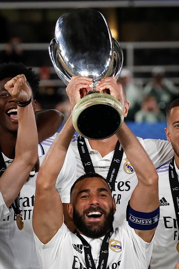 Benzema avec le dernier titre, la Super Coupe d'Europe.