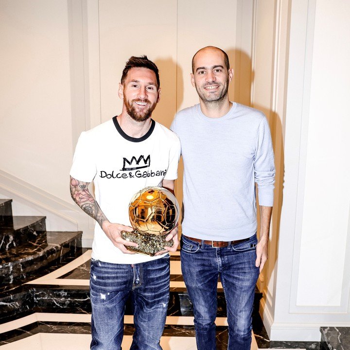 Messi avec le Ballon d'Or et Florent Torchut, le journaliste de France Football qui l'a interviewé lors de la remise du dernier trophée.