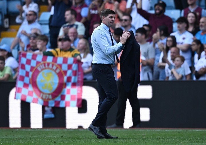 Steven Gerrard, le manager d'Aston Villa, applaudit ses fans.