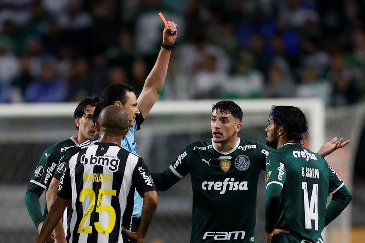 Scarpa, un de ceux qui ont été expulsés pour Verdao contre Mineiro.