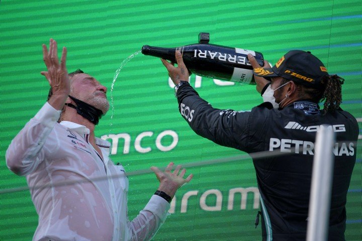 Sir Jim Ratcliffe, l'un des propriétaires de l'écurie Mercedes F1 Team, célébrant avec Lewis Hamilton (Photo : AP).
