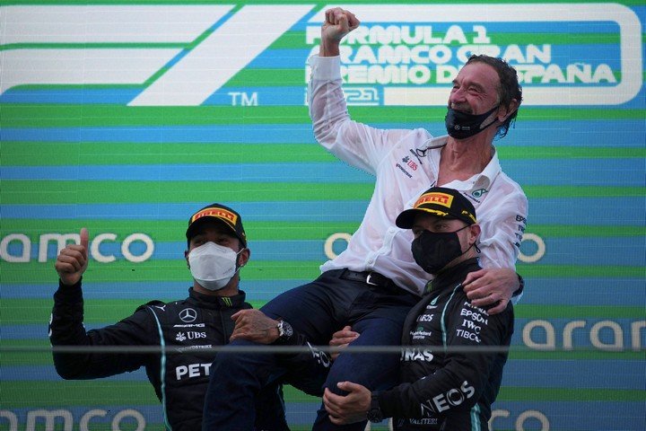 Sir Jim Ratcliffe, l'un des propriétaires de l'écurie Mercedes F1 Team, célébrant avec Lewis Hamilton et Valtteri Bottas (Photo : AP).