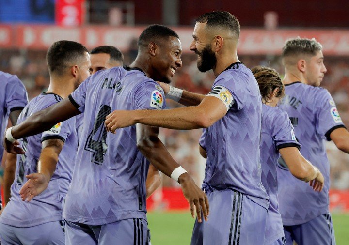 David Alaba et Karim Benzema célébrant la victoire 2-1 sur Almería (Photo : REUTERS).