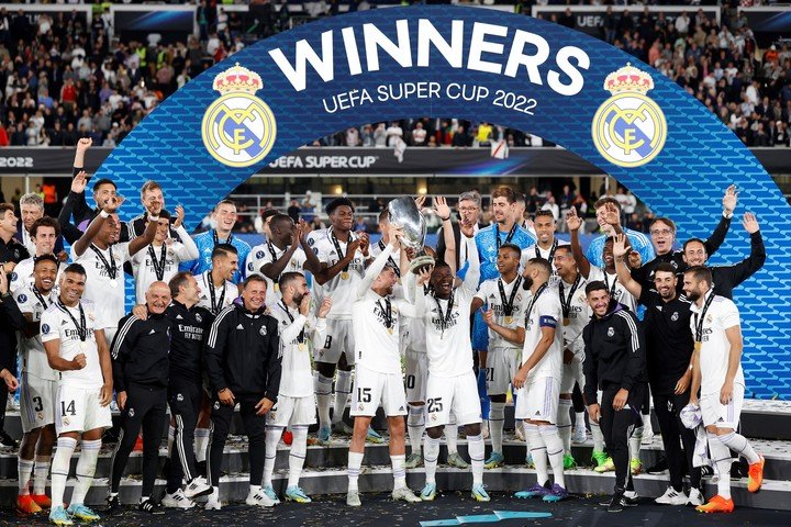 Les joueurs du Real Madrid avec le trophée de la Super Coupe d'Europe (Photo : EFE).