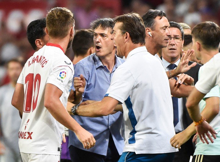 Le combat entre les joueurs de Séville et du Real Valladolid (Photo : CRISTINA QUICLER / AFP)