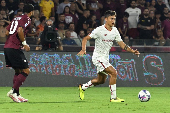 Salerne (Italie), 14/08/2022 - Paulo Dybala de l'AS Roma en action pendant le match de football de Serie A italienne US Salernitana vs AS Roma au stade Arechi à Salerne, Italie, le 14 août 2022. (Italie) EFE/EPA/MASSIMO PICA