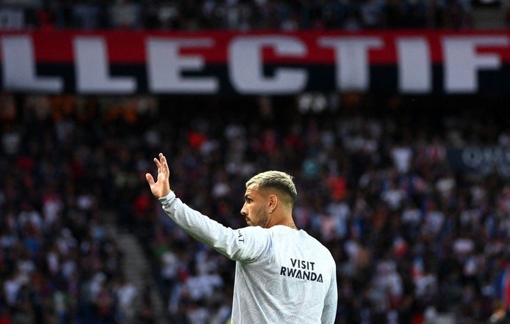 Paredes saluant le Parc des Princes. Cela aurait pu être ses adieux, sans jouer (AFP).