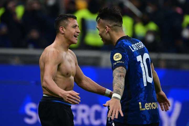 Alexis Sanchez et Lautaro Martinez se sont bien complétés à l'Inter (Photo : MIGUEL MEDINA / AFP)