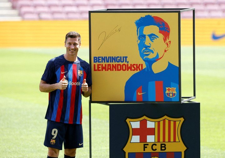 Les photos de la présentation de Robert Lewandowski comme nouveau renfort du FC Barcelone.