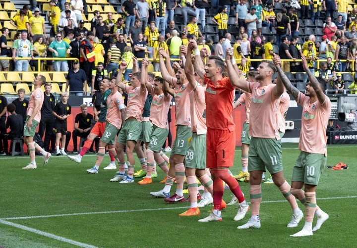 Les joueurs du Werder Bremen célèbrent la victoire contre le Borussia Dortmund.