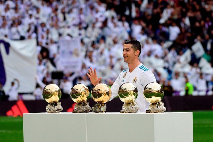 Cristiano avec tous ses Ballon d'Or (AFP)