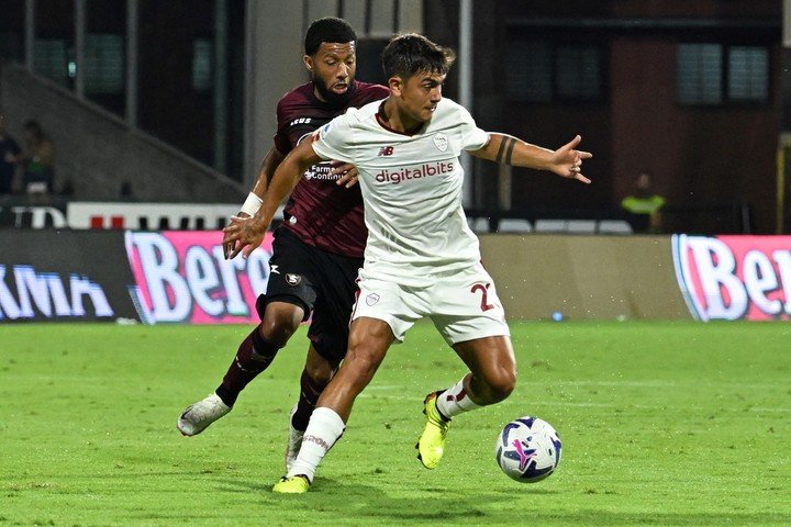 Salerno (Italie), 14/08/2022 - Tonny Vilhena (G) de la Salernitana et Paulo Dybala de la Roma en action pendant le match de football de la Serie A italienne US Salernitana vs AS Roma au stade Arechi à Salerno, Italie, le 14 août 2022. (Italie) EFE/EPA/MASSIMO PICA