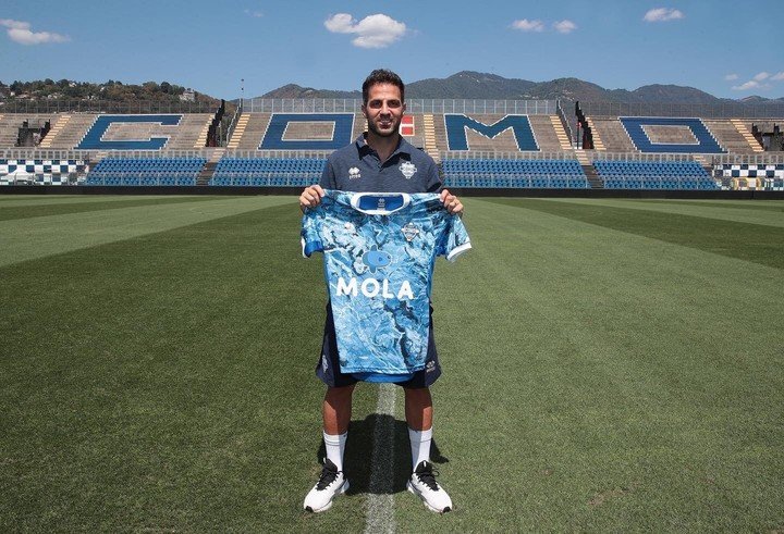 Fàbregas a déjà posé avec le maillot de sa nouvelle équipe. @How_1907