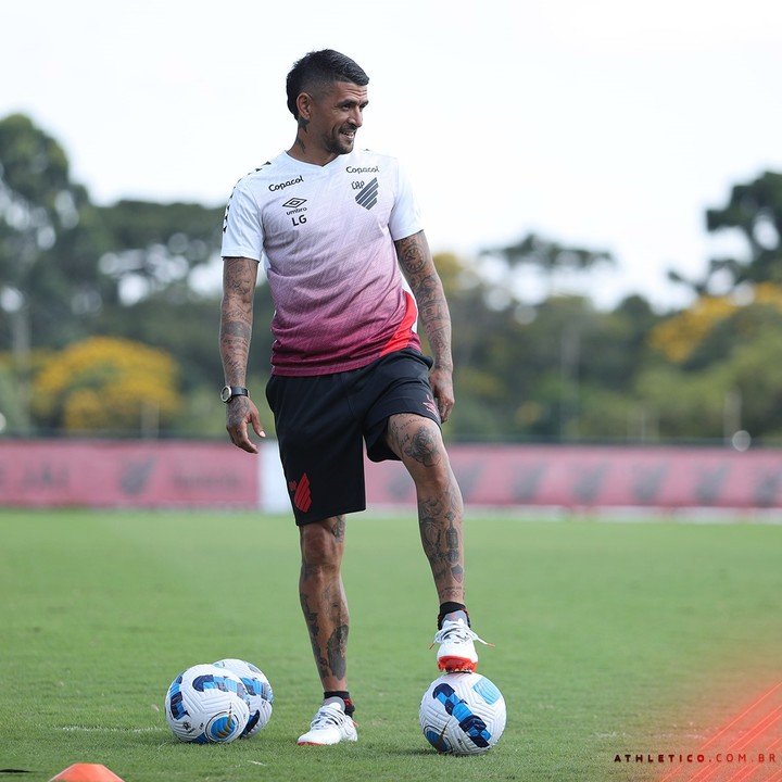 Lucho González à Paranaense.