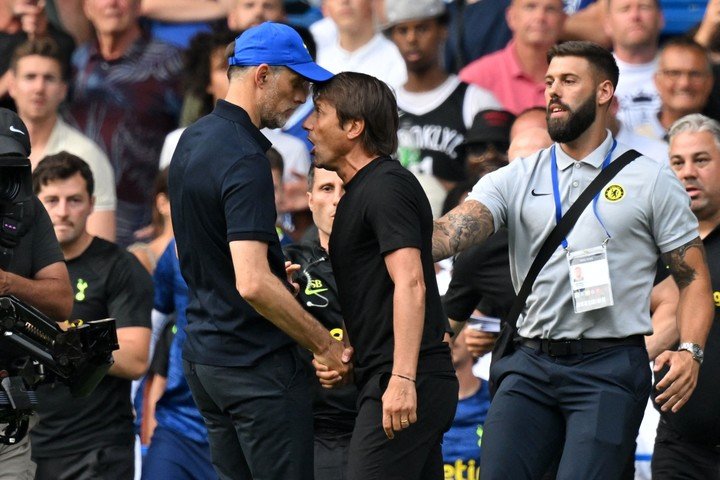 Thomas Tuchel et Antonio Conte se sont affrontés en plein match (Photo : AFP).