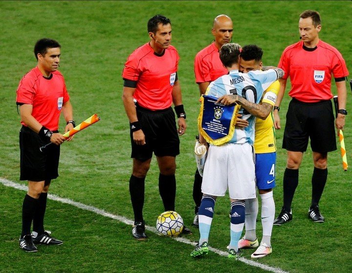 Messi, Dani Alves et une relation qui transcende la couleur du maillot.