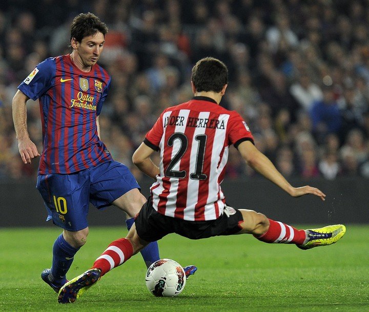 Lionel Messi taclant Ander Herrera lors d'un match de LaLiga (Photo : AFP).