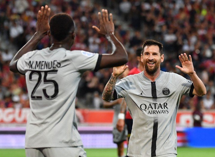 La célébration du PSG contre Lille, avec Leo marquant un but pour la postérité (AFP)