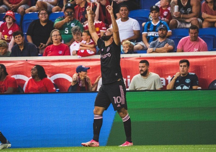 Gonzalo Higuaín a marqué un magnifique but sur coup franc (@InterMiamiCF).