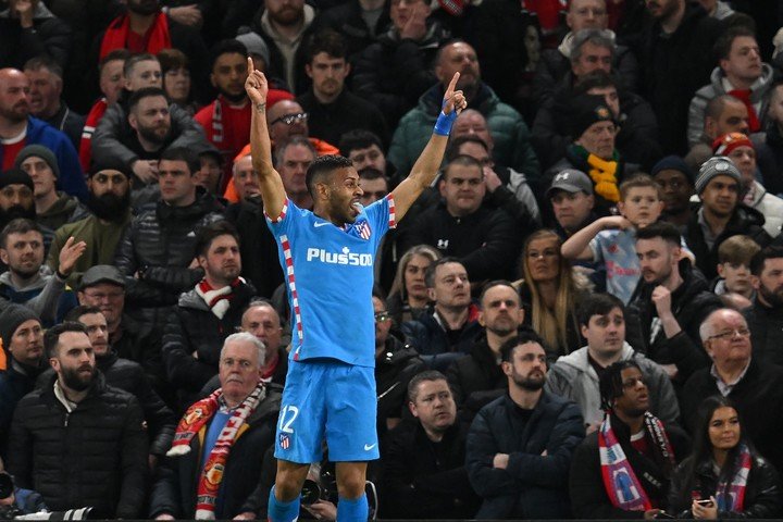 Renan Lodi célébrant un but en Ligue des champions de l'UEFA contre Manchester United /Photo : AFP).