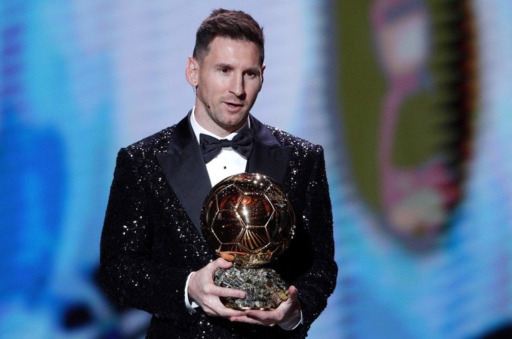Messi avec le Ballon d'Or qu'il a gagné en 2021.