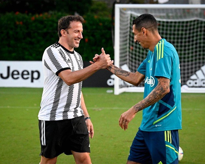Di Maria et Del Piero ont contesté les frappes de l'autre. Photo : @Juventus