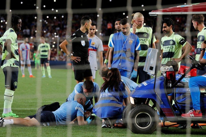 Luke Mbete est assisté après un choc à la tête. REUTERS/Nacho Doce