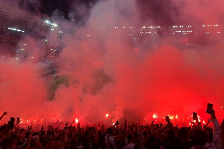 Les supporters de l'Olympiacos et leur présentation à Marcelo (EFE/Diego Sáez Papachristou).