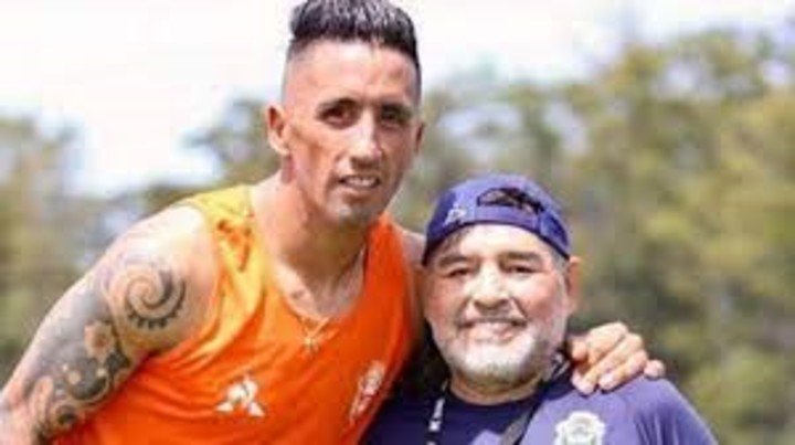 Lucas Barrios et Diego Maradona