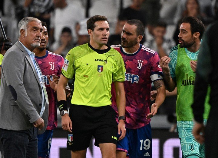 Leandro Bonucci se plaignant à l'arbitre après le but refusé à tort (REUTERS).
