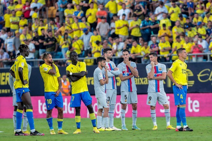 Les joueurs des deux équipes, choqués par la situation. EFE/Román Ríos.