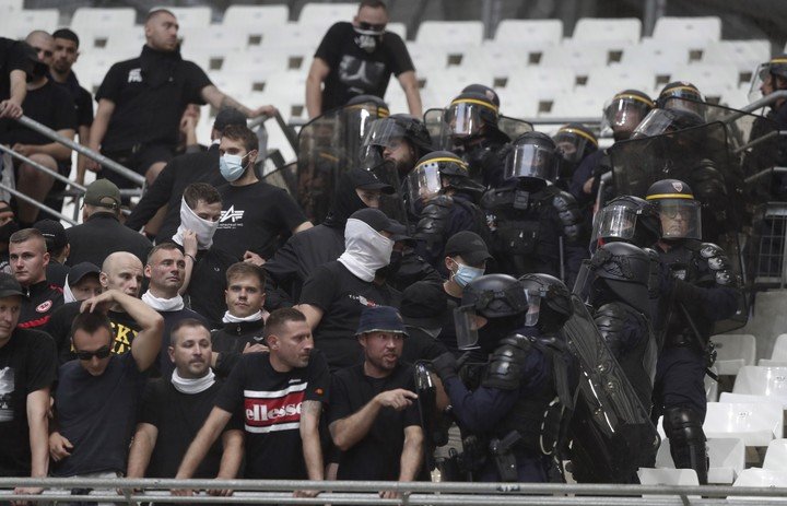 La police française contre les fans allemands.