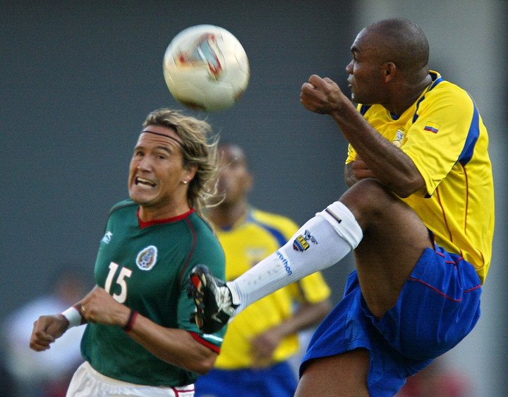 Luis Hernández avec Roberto Carlos lors de la Coupe du monde Corée-Japon 2002 (Photo : AFP).