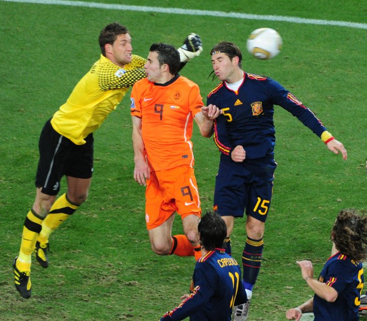 Ramos contestant un ballon lors de la finale de la Coupe du monde 2010.
