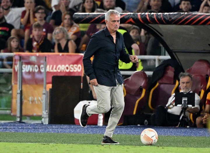 Mourinho court à la recherche du ballon. REUTERS/Alberto Lingria