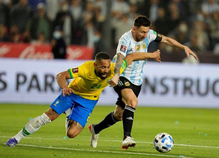 Cunha contre Messi dans un derby sud-américain (AP).